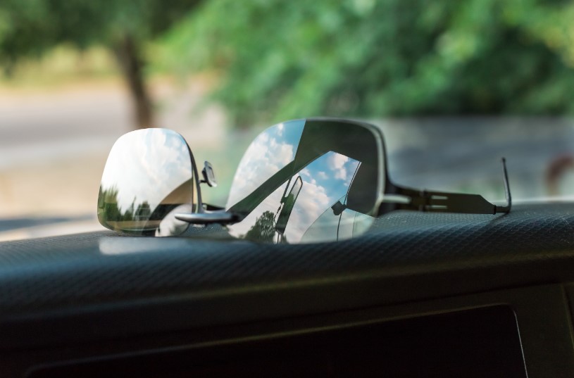 okulary przeciwsłoneczne na masce samochodu